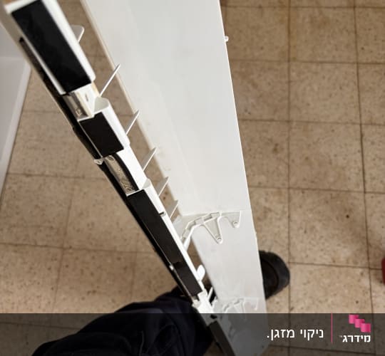 חלק ממזגן על רצפה מרוצפת